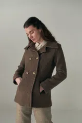 Chaquetón de lana fina color beige con cuello solapa, doble abotonadura frontal, bolsillos ojal y forro al tono.