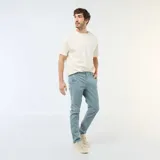 Pantalón chino slim color azul, de corte ajustado, con bolsillos laterales y traseros, ideal para un look casual o formal.