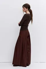 Jersey de punto fino en color marrón chocolate, con cuello redondo y manga larga, de corte ajustado al cuerpo.