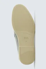 Mocasín casual de hombre, color marrón oscuro (bordó), fabricado en piel con acabado serraje (gamuza). Presenta un detalle de antifaz en el empeine y suela a contraste de color beige claro.