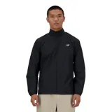 Campera deportiva New Balance color negro, con cierre frontal, cuello alto y logo estampado en el pecho. Confeccionada en tejido de poliéster resistente al agua y de secado rápido.
