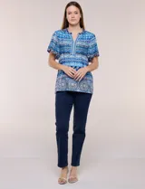 Blusa estampada en tonos azules con escote en V y cuello con frunces. Tiene mangas cortas amplias estilo mariposa y corte recto a la cadera.