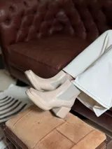 Botas tipo chelsea de cuero color visón, con plataforma, taco cuadrado y punta cuadrada.