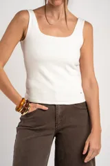 Musculosa de algodón y elastano color blanco, de corte al cuerpo y escote cuadrado.