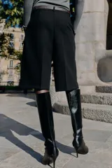 Bermuda larga color marrón oscuro, tiro medio, con pinzas frontales y cinturón de textura animal print plateado.