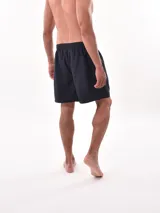 Short de baño negro liso, con cintura elástica y bolsillos laterales.