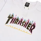 Remera blanca de algodón con estampado del logo de Thrasher en llamas de colores neón.