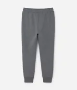 Pantalón deportivo masculino liso color negro, con ajuste elástico en la cintura y bolsillos laterales.