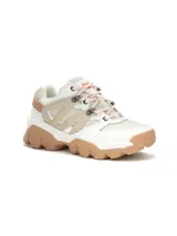 Sneakers Cat modelo Reactor, de diseño robusto estilo trekking, en color blanco con detalles en beige y suela chunky de goma marrón claro. Presenta cordones estilo montaña y apliques laterales de refuerzo.