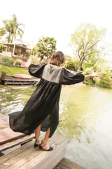 Túnica larga color beige de lino con pechera verde y mangas abullonadas con elástico.