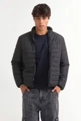 Campera puffer de cuello alto con cierre frontal, diseño acolchado horizontal y ajuste estándar.
