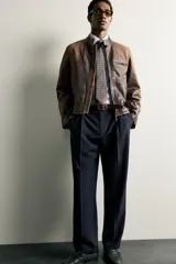 Pantalón relaxed fit azul marino confeccionado en tejido con lana, con bolsillos frontales, bolsillos traseros de doble vivo y pliegues en la parte delantera.