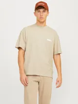 Camiseta de manga corta y cuello redondo en color humus, con fit holgado y pequeño estampado frontal.