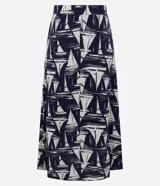 Pollera midi de corte evasé, con cintura elástica, confeccionada en viscolino con estampado figurativo de veleros en azul marino y blanco.