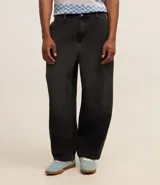 Pantalón de jean corte baggy, de tiro alto y pierna ancha, con diseño de cinco bolsillos, trabillas para cinturón y cierre frontal con botón y cremallera.