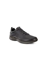 Zapatilla deportiva Ecco Biom Fjuel M, color negro, con capellada de cuero perforado y detalles en relieve. Posee cordones y suela gruesa de tono oscuro.