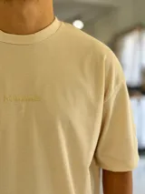 Remera oversize de tejido waffle color beige, con cuello redondo y mangas cortas.