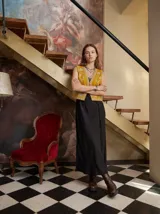 Chaleco sin mangas de color amarillo ocre (mostaza) con bordados botánicos en hilo color crudo/blanco. Presenta un corte que parece ser ajustado o semi-ajustado.