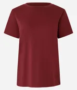 Remera básica de cuello redondo y manga corta, confeccionada en algodón peruano de alta calidad. Presenta un diseño liso y versátil, ideal para uso diario.
