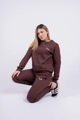 Buzo negro de algodón de corte clásico con cuello redondo y mangas largas. Tiene un pequeño logo bordado en el pecho.