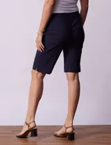 Bermuda de gabardina elastizada color negro, marca Zac & Rachel.