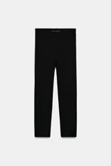 Leggings negros de tiro alto con cintura elástica y diseño ajustado.
