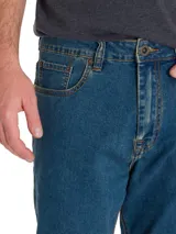 Pantalón jeans de corte recto y calce slim, color azul clásico, con diseño de cinco bolsillos y costuras reforzadas en tono contrastante.