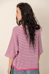 Sweater de tejido de punto a rayas horizontales en tonos beige y blanco, con escote en V y mangas cortas holgadas.
