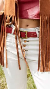 Pantalón de jean blanco con corte acampanado, cintura alta, detalles trenzados y aplicaciones de cuero en la parte inferior.