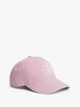 Gorra de béisbol de sarga de algodón color rosado, con visera curva y logo bordado en hilo blanco en la parte frontal.