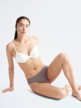 Bombacha Calvin Klein modelo Bonded Flex, color gris topo, de microfibra suave, con cintura elástica y logo tonal.