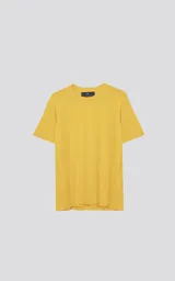 Remera básica de manga corta, calce regular slim fit, color azafrán (amarillo mostaza). Presenta un recorte en la espalda.