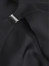 Blusa negra de satén con mangas cortas, cuello redondo con abertura en forma de V y cierre metálico.