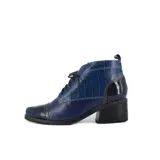 Botín acordonado azul con puntera charolada, laterales de cuero liso y caña de cuero con textura croco. Tiene costuras destacadas, forro de cuero, plantilla anatómica, cordones de algodón y suela de goma antideslizante con taco foliado.