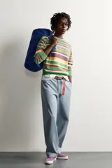 Jersey relaxed fit de punto tejido de algodón, cuello redondo y manga larga, con rayas horizontales multicolores y parche bordado Fruit of the Loom en el delantero.