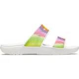 Sandalias Crocs Classic con dos tiras y base blanca. Las tiras tienen un diseño de tinte en aerosol con colores rosa, lila, verde y amarillo.