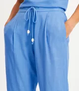 Pantalón fluido celeste de corte recto, confeccionado en mezcla de viscosa y lino. Posee cintura elástica con cordón de ajuste y bolsillos laterales.
