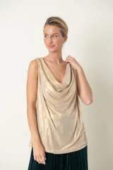 Blusa sin mangas de acabado laminado color dorado, con diseño reversible de cuello buche y corte holgado.