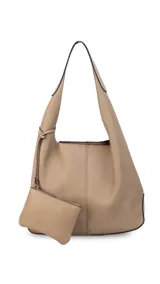 Cartera tipo hobo de cuero sintético color tostado, con diseño de hombro, costuras verticales decorativas y monedero pequeño extraíble a tono.