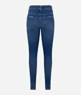 Pantalón de jean skinny azul oscuro con trabillas en la cintura, cierre tradicional por botón y cremallera, bolsillos delanteros y traseros deshilachados y costuras verticales.