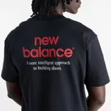Remera New Balance de hombre, modelo Intelligent MT62G7MGBK, de color negro con cuello redondo y mangas cortas. Presenta un pequeño estampado en contraste rojo en el pecho con el logotipo de la marca.