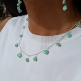 Collar de plata 925 con cadena de 40 cm más 5 cm de extensión, adornado con piedras de amazonita en forma de gotas.