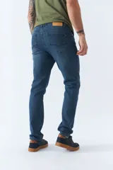 Jean de hombre de calce regular, color celeste.