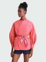 Pañuelo de seda de forma alargada con estampado temático de la Torre Eiffel y caballos en tonos fucsia y rosado.