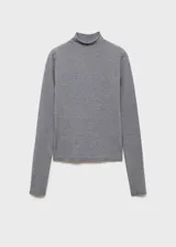 Buzo de punto fino en color gris, con cuello perkins y manga larga. Presenta un diseño recto y entallado al cuerpo.