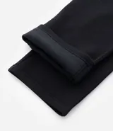 Pantalón de corte recto confeccionado en tejido de algodón y poliéster, con cintura elástica ajustable mediante lazo y bolsillos laterales.