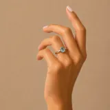 Anillo de plata 925 con piedra central de topacio celeste en corte rectangular y engaste tipo bisel.