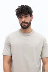 Remera básica de hombre con calce regular, escote redondo y logo bordado en el pecho.