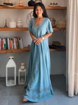 Vestido largo color crema de algodón con mangas cortas amplias, escote en V y estampado geométrico en el ruedo.