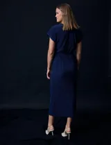Vestido midi plisado color azul marino, con escote en V y lazo de ajuste en la cintura.